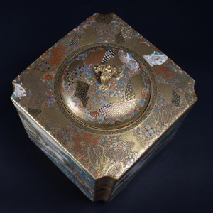 № 1643 Ваза четырехгранная с крышкой